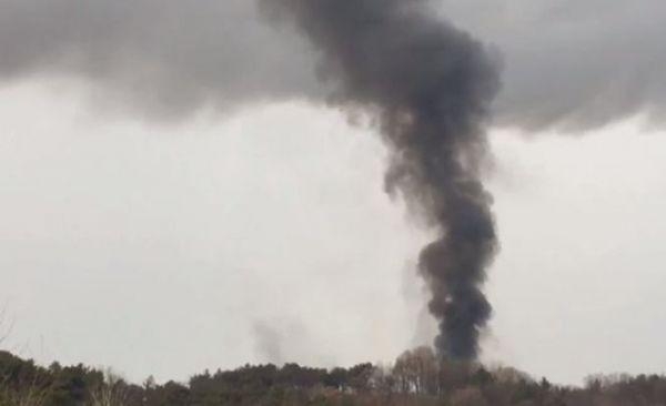 14일 오전 한화 대전공장에서 발생한 폭발사고로 연기가 치솟고 있다.(사진출처=트위터)