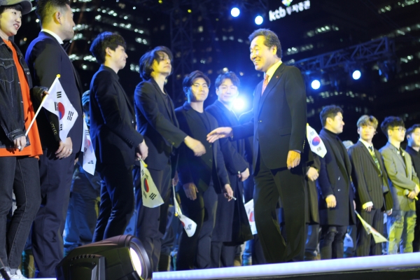 기념식이 끝나고 출연진들과 악수하는 이 총리(사진출처=환경경찰뉴스)