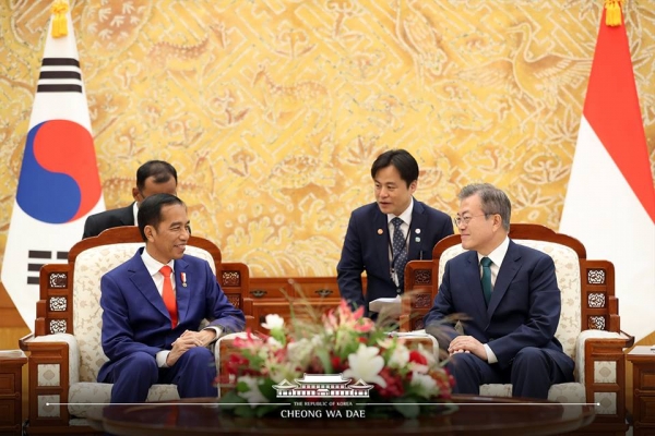 조코 위도도 인도네시아 대통령(왼쪽)과 문재인 대통령이 정상회담을 위해 만났다(사진출처=청와대)