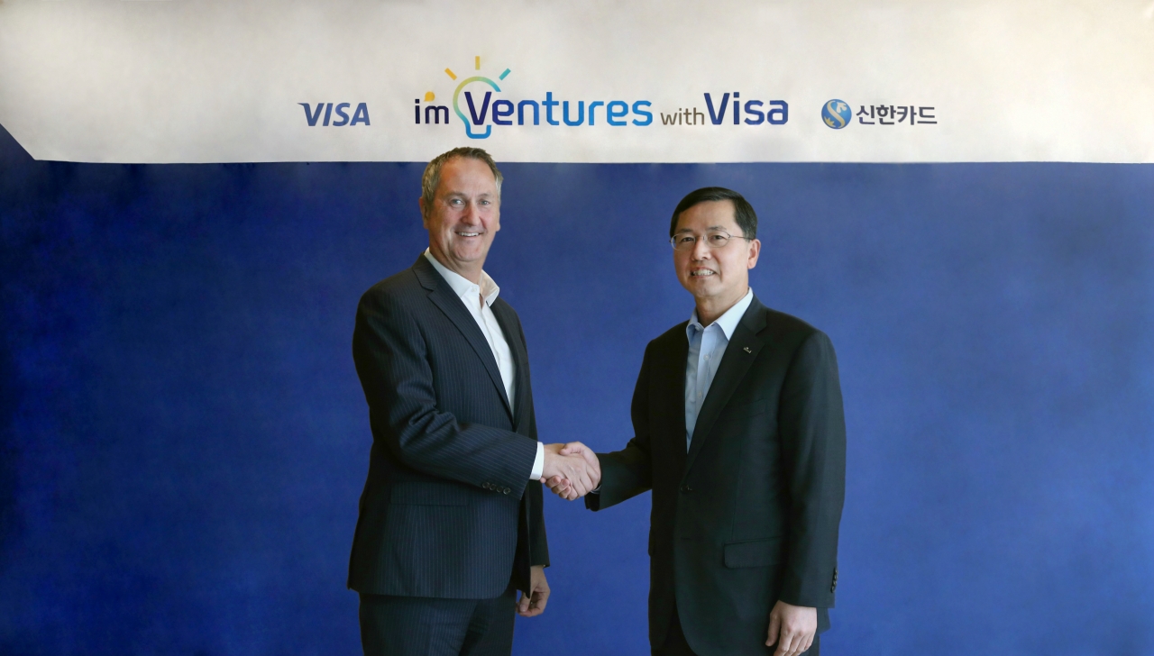 (왼쪽부터) 크리스 클락 Visa Asia Pacific 총괄대표, 임영진 신한카드 사장 (사진출처=신한카드)