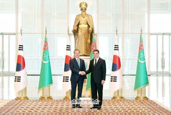 문대통령과 구르반굴리 베르디무하메도프 (Gurbanguly Berdimuhamedov) 대통령이 악수하고 있다 (사진출처=청와대)