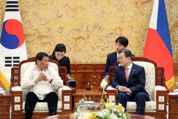로드리고 두테르테 (Rodrigo Duterte) 필리핀 대통령과 문재인 한국 대통령이 양국 협력 방안에 대해 논의하고 있다 (사진출처=청와대)