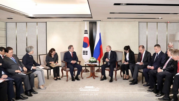 한국의 문재인 대통령과 러시아의 블라디미르 푸틴(Vladimir Putin)대통령이 양국의 협력방안을 논의하고 있다(사진출처=청와대)