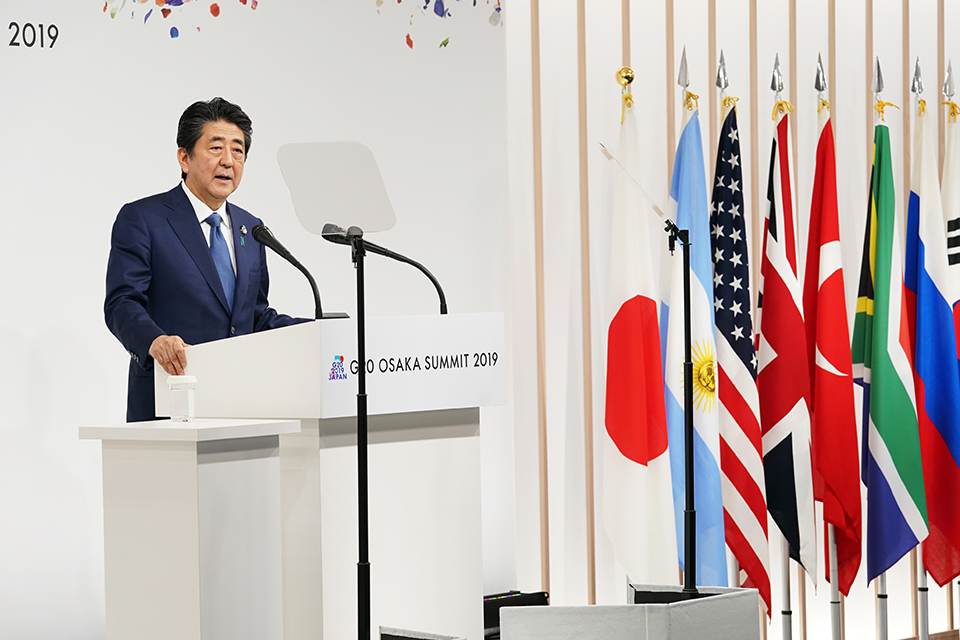 아베 신조 일본 총리가 지난 1일 일본 요미우리신문과 인터뷰에서 이번 경제보복 조치에 대해 “WTO의 규칙에 위배되지 않는다”라고 주장했다. (사진출처=2019 G20 오사카 정상회담 공식 홈페이지 갈무리)