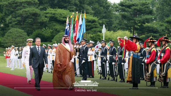 한국의 문재인 대통령과 사우디아라비아의 모하메드 빈 살만 빈 압둘 아지즈 알-사우드 왕세자가 입장하고 있다.(사진출처=청와대)