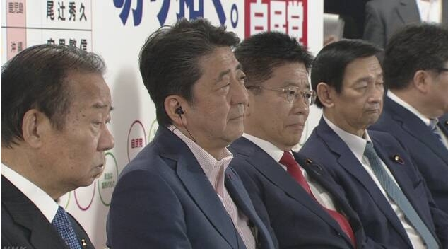 아베 신조 일본 총리가 지난 21일 자민당 의원들과 참의원 선고 개표 현황을 살피고 있다. (사진출처=일본 NHK 공식 홈페이지 갈무리)