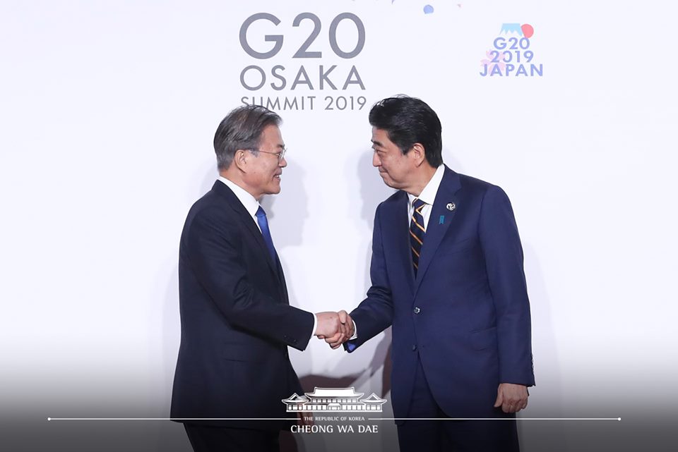 지난 6월 28일~29일 일본 오사카에서 열린 G20 정상회의에서 악수를 나누고 있는 문재인 대통령과 아베 신조 일본 총리(사진출처=청와대)
