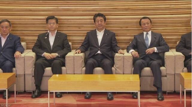 아베 신조 일본 총리(왼쪽에서 세 번째)가 2일 각외를 개최해 일본 정부가 화이트리스트에서 한국을 배제하는 수출무역 관리령 개정안을 의결, 사실상 추가 무역보복 조치를 감행했다. (사진출처=일본 NHK 공식 홈페이지)