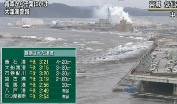 일본 동북 지방을 덮친 쓰나미 (사진출처=NHK 중계영상 갈무리)