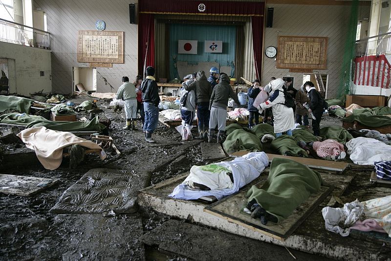 일본 미야기 현 히가시마쓰시마 시의 지정대피소로 몰려온 피난민들 (사진출처=위키피디아)