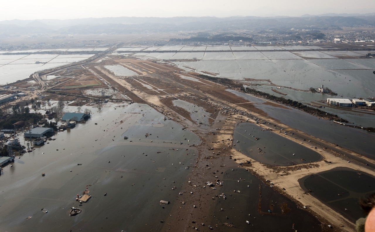 2011년 3월 쓰나미 피해로 흙탕물에 뒤덮인 센다이 공항 활주로 (사진출처=위키피디아)