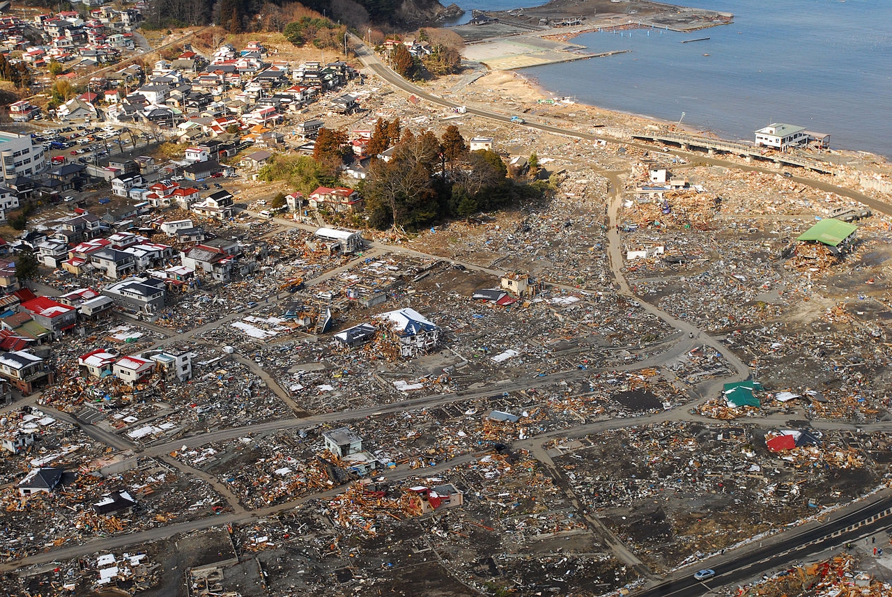 2011년 3월 쓰나미가 휩쓸고 간 뒤 산리쿠 연안 (사진출처=위키피디아)
