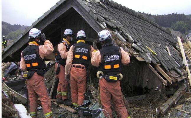 지진 피해 지역에서 구조 활동 중인 사이타마현 가와구치시 소방국 구조부대원들 (사진출처=위키피디아)
