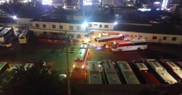 밤부터 새벽까지 관광버스로 불야성을 이루는 구 동부정류장(사진출처=환경경찰뉴스)
