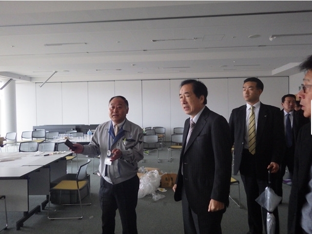 간 나오토 전 일본 총리(왼쪽에서 두 번째)가 지난 2014년 3월 후쿠시마 원전사고 피해 현장을 방문해 관계자로부터 설명을 듣고 있다. (사진출처=간 나오토 일본 전 총리 공식 홈페이지)