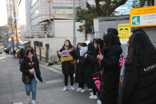 서울 14개 고등학교에서 380명의 여학생들이 모인 초조한 발걸음을 옮기는 수험생