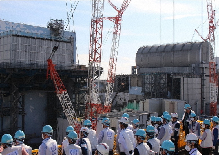 지난해 11월 제1원전 3호기 핵연료 풀에서 연료를 꺼내는 작업 중인 도쿄전력 직원들 (사진출처=도쿄전력)