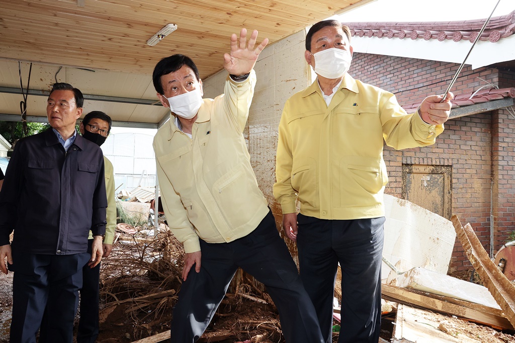 진영 행정안전부 장관(사진 왼쪽에서 두 번째) 지난 5일 오후 집중호우 피해를 입은 충남 예산군 대술면 주택 피해 현장을 살펴보고 있다. (사진출처=행정안전부)