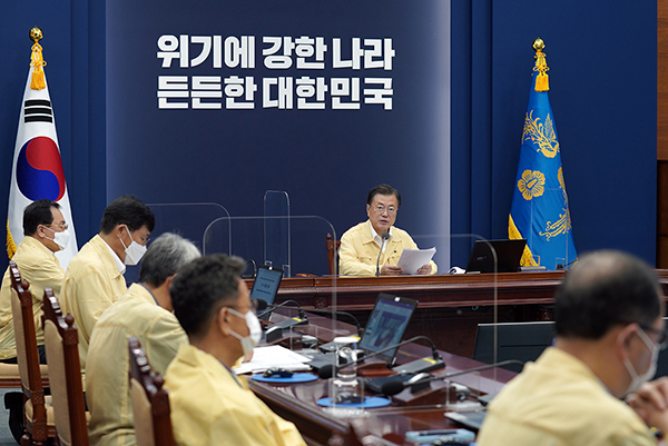 문재인 대통령이 19일 오후 청와대에서 열린 수석·보좌관회의에서 발언하고 있다. (사진=청와대)