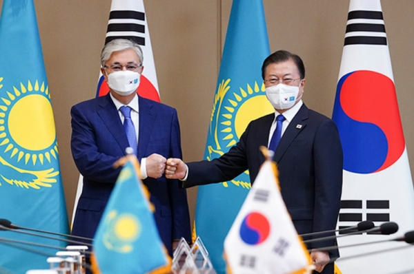 문재인 대통령이 17일 청와대에서 열린 한-카자흐스탄 정상회담에서 카심-조마르트 토카예프 카자흐스탄 대통령과 인사를 하고 있다. (사진=청와대)