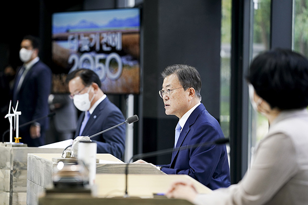 문재인 대통령이 18일 서울 용산구 노들섬 다목적홀에서 열린 2050 탄소중립위원회 제2차 전체회의에서 발언하고 있다. (사진=청와대)