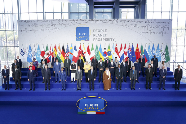 문재인 대통령이 30일(현지시간) 이탈리아 로마 누볼라 컨벤션 센터에서 열린 주요 20개국(G20) 정상회의 1세션(국제경제 및 보건)에 참석하고 있다. (사진=청와대)