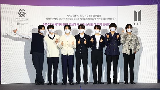그룹 방탄소년단(BTS)이 19일 서울 용산구 하이브에서 열린 2030 부산엑스포 홍보대사 위촉식에서 홍보대사로 위촉된 후 기념촬영을 하고 있다.(사진=국무조정실)
