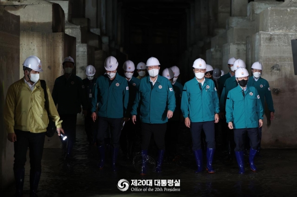 지난 23일 윤석열 대통령은 신월동 대심도 빗물터널을 방문해 현장점검을 했다 (사진=대통령실)