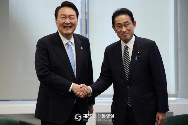 9월 21일 윤석열 대통령은 일본 총리(기시다 후미오)와 약식회담을 진행했다.(사진=대통령실)