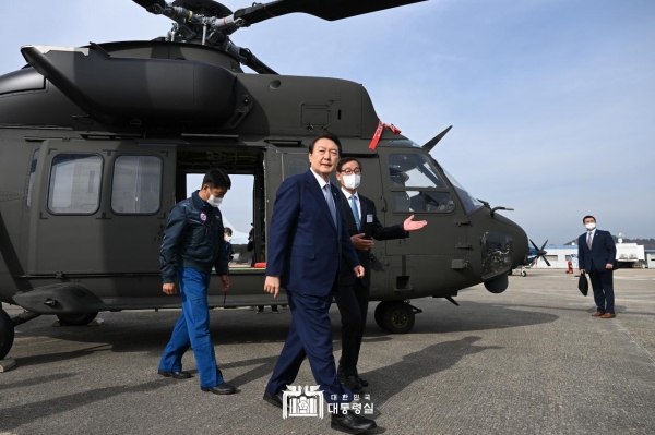 24일 윤석열 대통령은 경남 사천 한국항공우주산업(KAI)에서 열린 2022 방산수출 전략회의에 참석했다.(사진=대통령실)