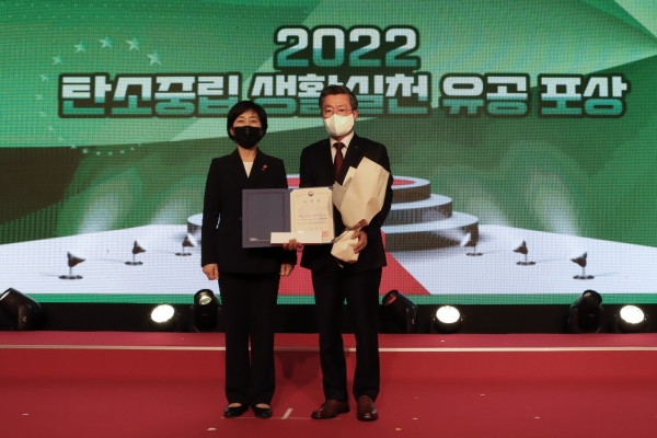 포스코O&M 김정수 대표가 환경부장관 표창을 수상했다 (왼쪽 한화진 환경부 장관, 오른쪽 포스코O&M 김정수 대표)