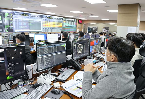 지난 17일 한국항공우주연구원 다누리 임무 운영 관제실에서 연구진들이 1차 달 임무궤도 진입 기동을 수행하고 있다. (사진=과학기술정보통신부)
