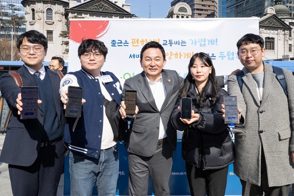 22일 서울 명동에서 원희룡 국토부 장관과 청년들이 알뜰교통카드 모바일 앱을 선보이고 있다.(사진=국토교통부)