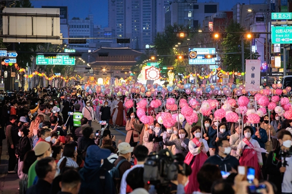 지난해 5월 2일 서울 종로구 일대에서 부처님오신날을 축하하는 연등회가 열리고 있다.(사진=문화체육관광부 국민소통실)