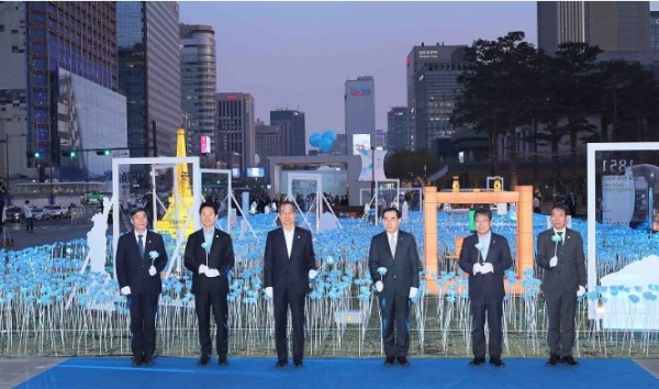 한덕수 국무총리가 30일 오후 서울 광화문광장에 마련된 2030부산세계박람회 유치 기원 점등식에서 LED 장미꽃을 점등하는 퍼포먼스를 하고 있다. (사진=산업통상자원부)
