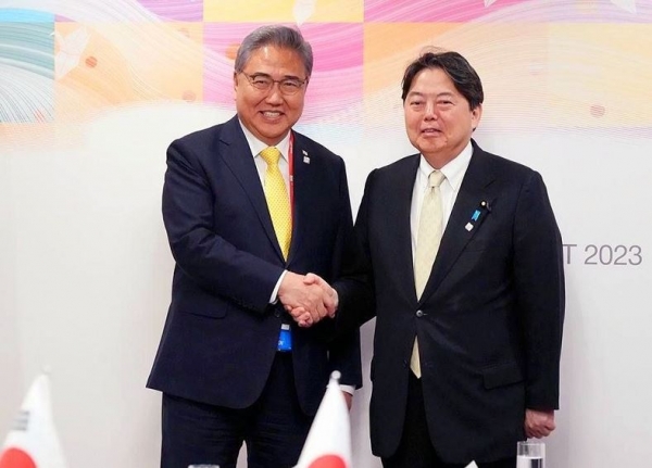 박진 외교부 장관(왼쪽)과 하야시 요시마사 일본 외무대신이 지난 20일 주요 7개국(G7) 정상회의가 열리고 있는 일본 히로시마에서 한일 외교장관회담을 가졌다. (사진=외교부)