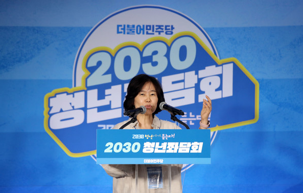 김은경 더불어민주당 혁신위원회 위원장은 지난달 30일 서울 성동구의 한 카페에서 열린 '2030 청년좌담회'에서 참석해서 
