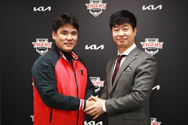 2021년 12월에 KIA 타이거즈의 새로운 감독으로 부임한 김종국(오른쪽)이 당시 팀의 단장 장정석과 함께 기념 사진을 찍은 모습이다. (사진=KIA 타이거즈)