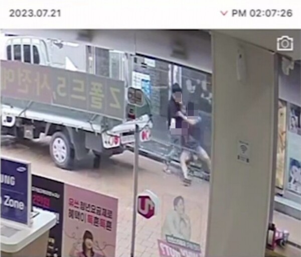 작년 7월 서울 신림동에서 발생한 흉기난동 살인 사건은 CCTV 영상을 통해 공개되어 국민적인 공분을 일으키며, 사형제 부활제도에 대한 여론을 환기시켰다. (사진=온라인 커뮤니티 갈무리)