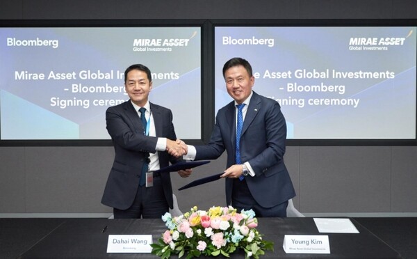 15일, 미래에셋자산운용의 김영환 사장(오른쪽)과 블룸버그 북아시아의 총괄 대표 다하이 왕이 글로벌 비즈니스 확장 목표를 위한 업무협약(MOU) 체결식에서 손을 맞잡았다. (사진=미래에셋자산운용 제공)