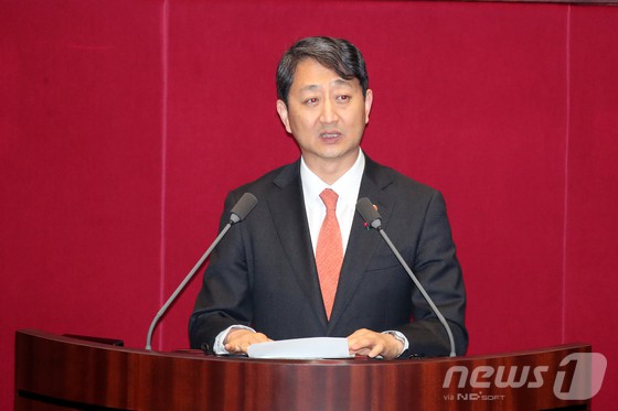 안덕근 산업통상자원부 장관이 9일 오후 서울 여의도 국회 본회의장에서 열린 제411회 국회(임시회) 제4차 본회의에서 국무위원 인사를 하고 있다.