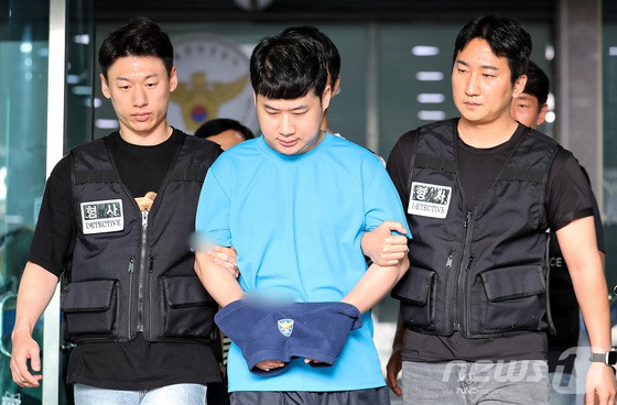 신림동 흉기난동 살인 피의자 조선(33·남)이 검찰에 구속 송치되는 모습이다. (사진=뉴스1)