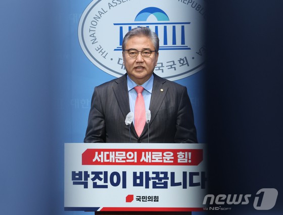 박진 국민의힘 의원이 22일 서울 여의도 국회 소통관에서 제22대 총선 서대문을 출마선언 기자회견을 하고 있다.