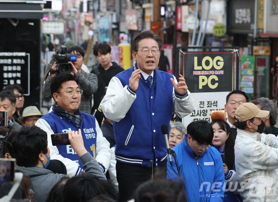 이재명 더불어민주당 대표가 19일 오후 경기 이천시 이천중앙로 문화의거리에서 시민들에게 연설을 하고 있다.