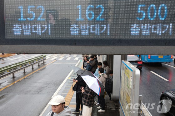 서울 시내버스 노조가 총파업에 돌입한 28일 오전 서울역 버스환승센터에서 시민들이 버스를 기다리고 있다.서울 버스가 멈춰 선 것은 2012년 부분 파업 이후 12년 만이다.