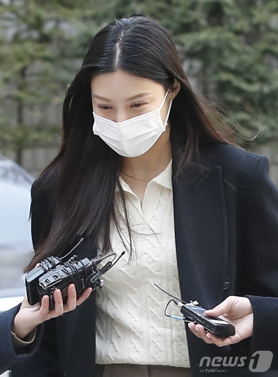입시 비리 혐의로 기소된 조국 전 법무부 장관 딸 조민 씨가 22일 오전 서초구 서울중앙지방법원에서 열린 선고 공판에 출석하고 있다.